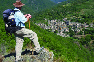 randonneur face à Conques - photo R.jpg